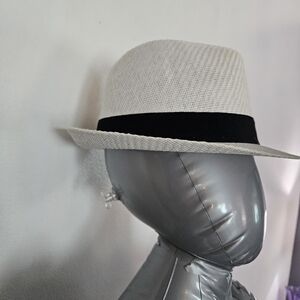 Summer fedora white Chic Hat with black accent head band. Sz S/M Never Worn